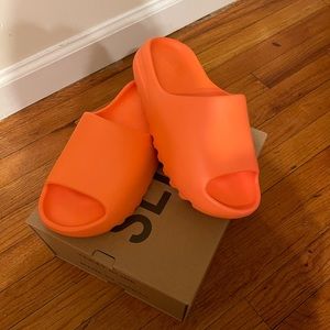 YEEZY Adidas “Enflame orange” slides